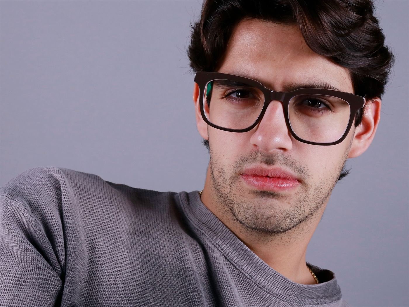 Modelo con armazón cuadrado negro