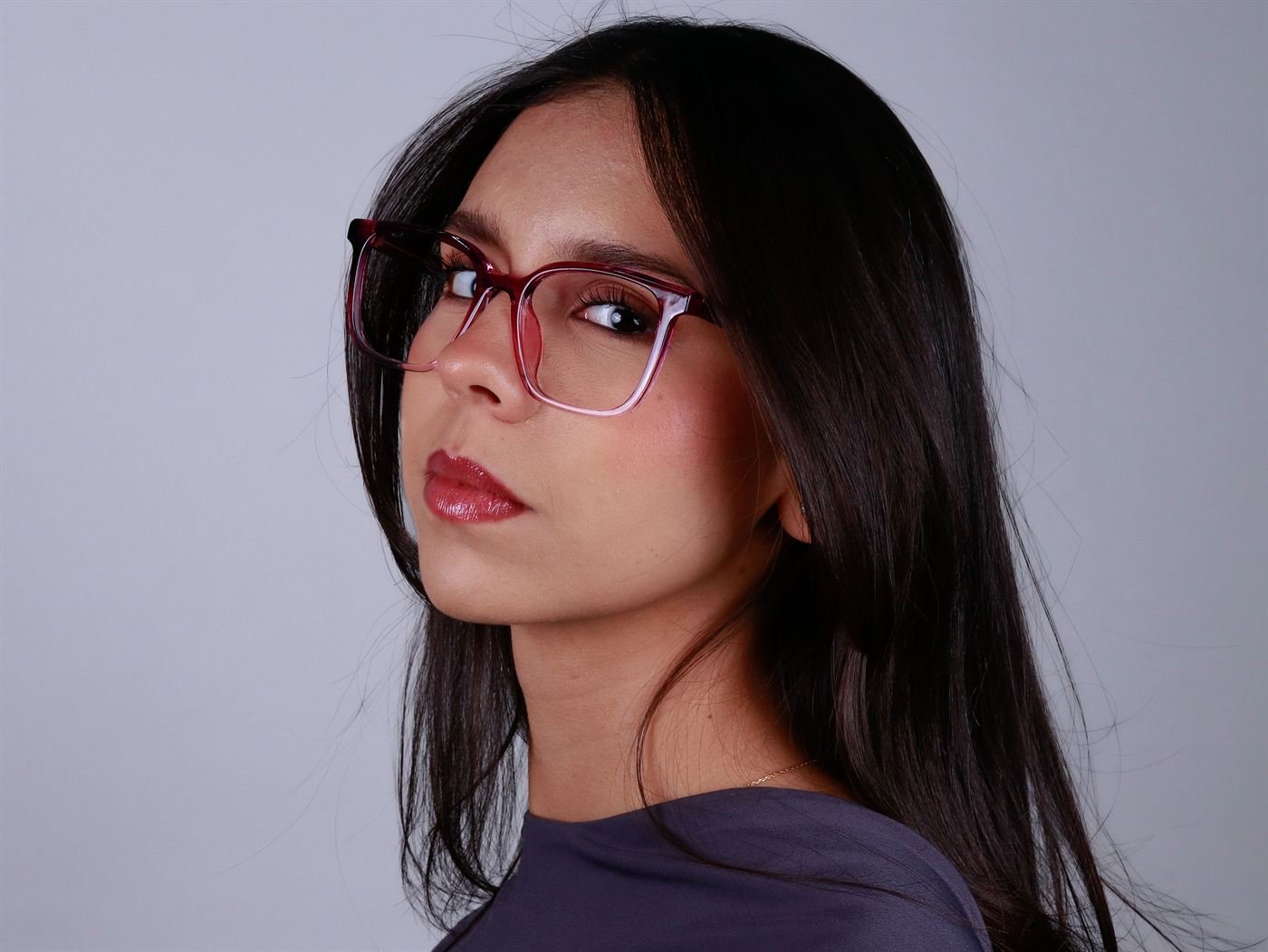 Modelo de perfil con armazón cat-eye bicolor