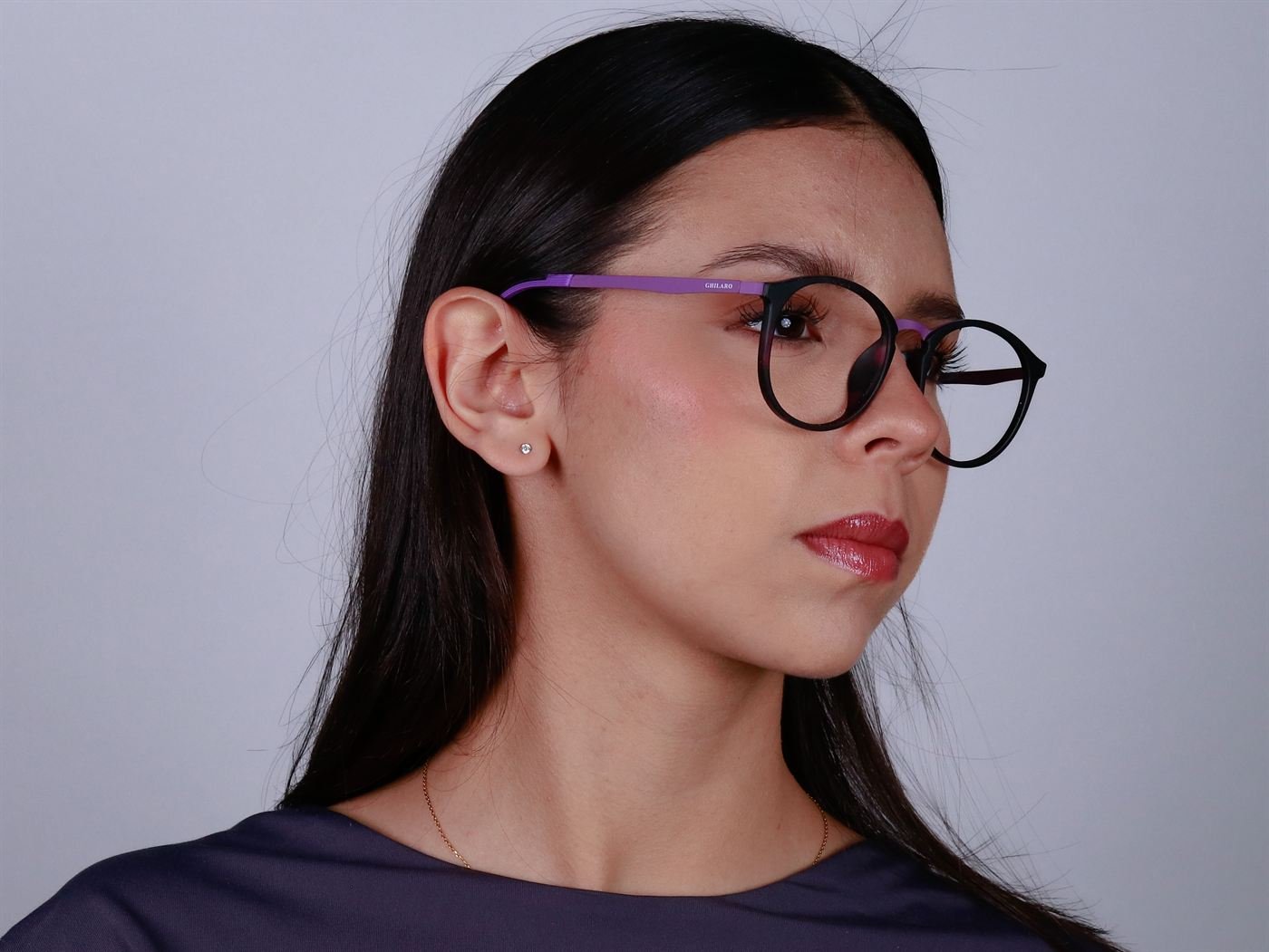 Modelo con armazón redondo negro y varillas lila