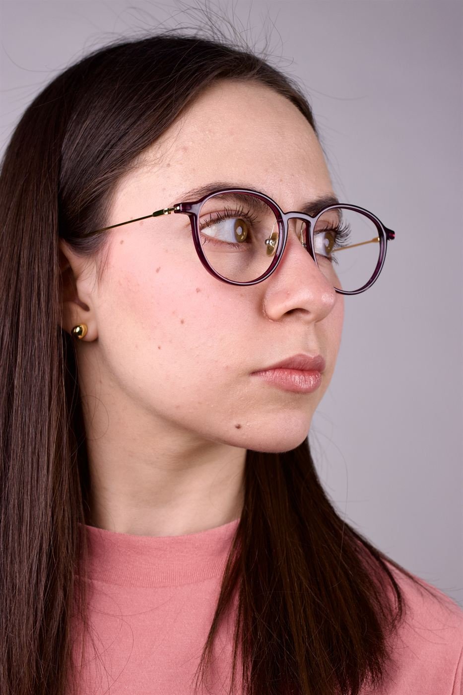 Modelo de perfil con armazón redondo morado