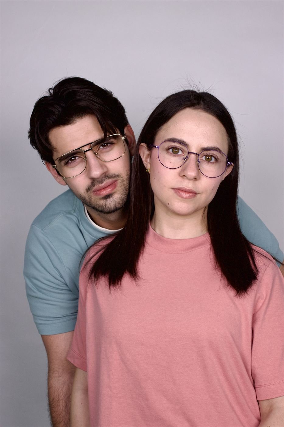 Pareja de modelos usando armazones Luvian