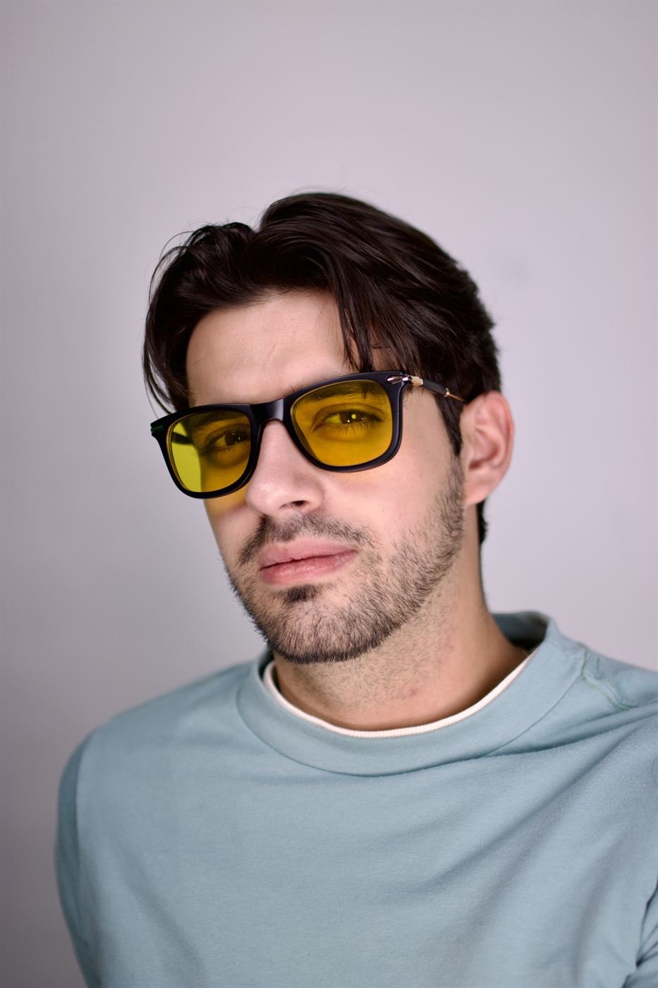Modelo con armazón negro y lentes amarillos